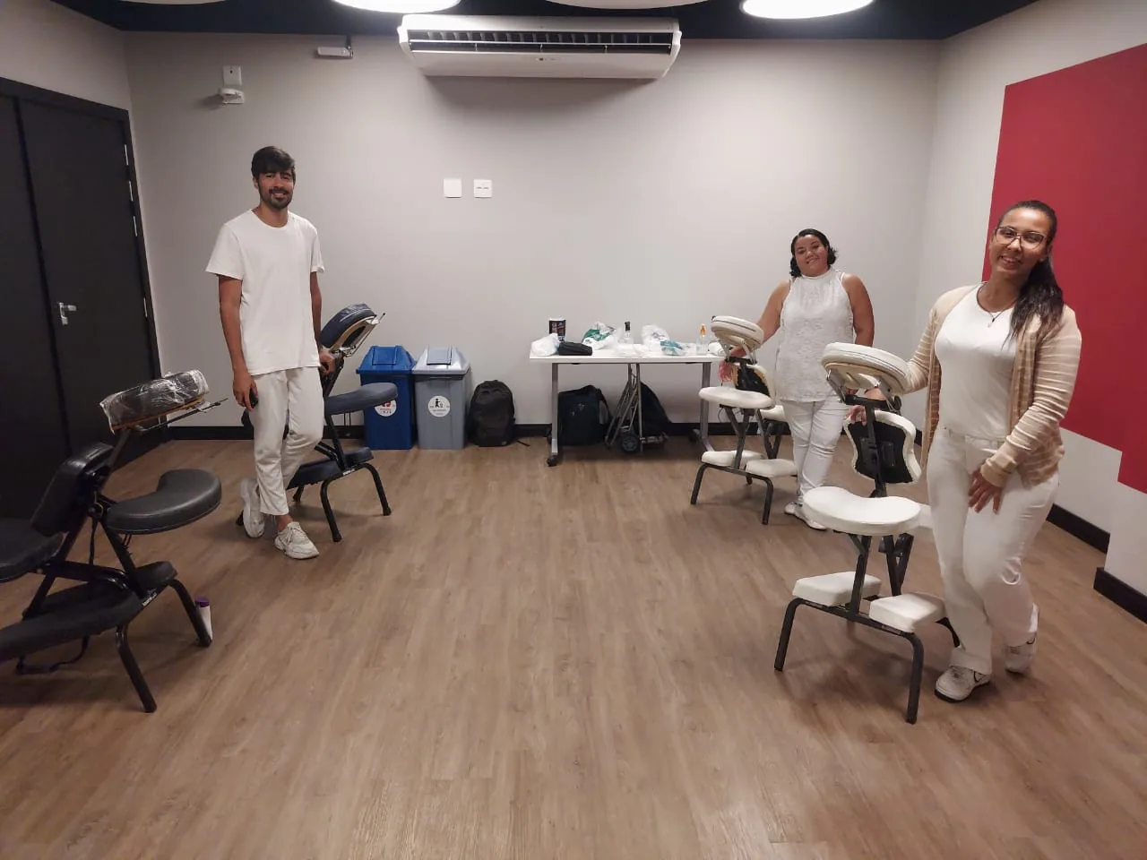 Quick massage corporativa montada para ação de bem-estar em empresa no Rio de Janeiro